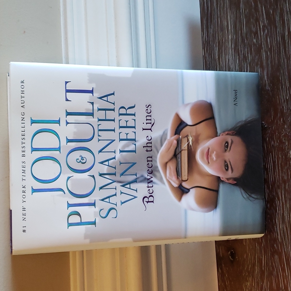 Between the LInes by Jodi Picoult & Samantha Van Leer Hardcover w/dust jacket